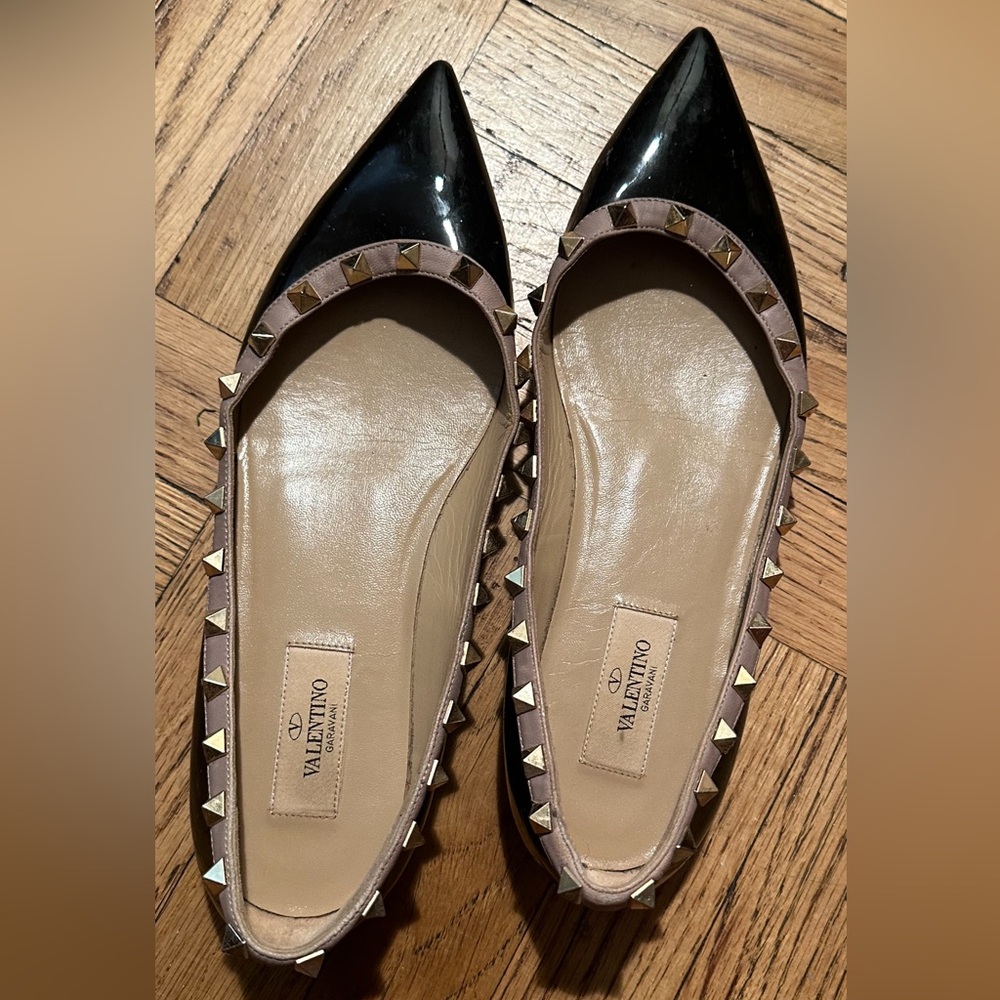 VALENTINO STUDDED BLACK PATENT LEATHER FLATS